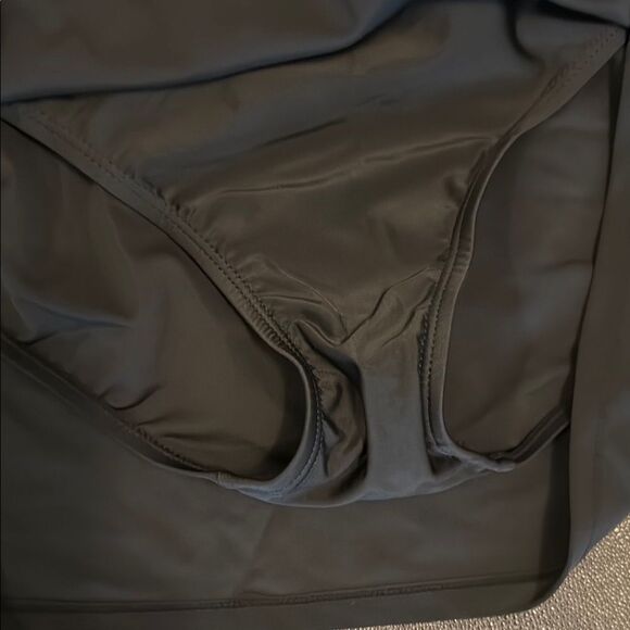 Island Escape Black Bubble Swim Skort size medium - Picture 4 of 7